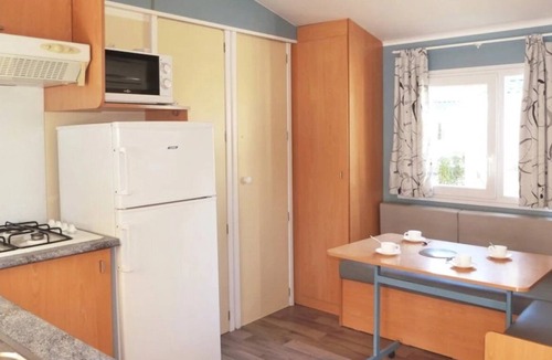 Saint-Mitre-les-Remparts House | ZEcamping 3* pataugeoire piscine locatif TV clim 24m2 4 pers