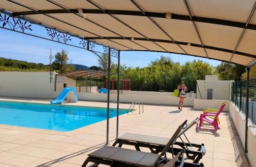 Saint-Mitre-les-Remparts House | ZEcamping 3 étoiles piscine tennis locatif TV clim 24m2 4 pers