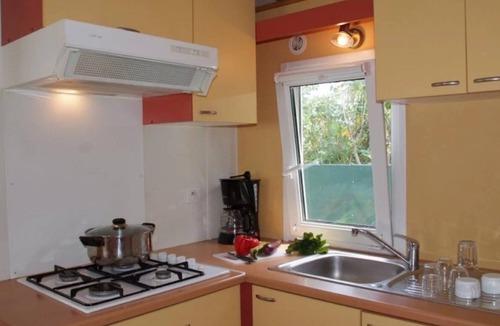 Saint-Mitre-les-Remparts House | ZEcamping 3 étoiles pataugeoire piscine locatif TV clim 29m2 6 pers