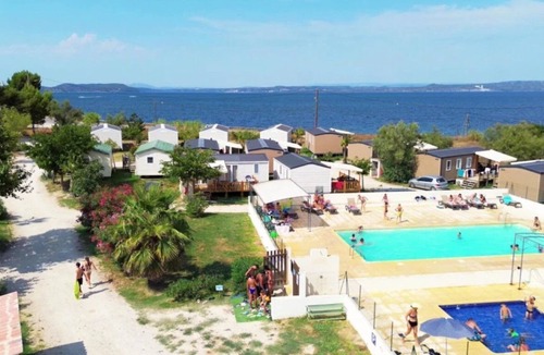 Saint-Mitre-les-Remparts House | ZEcamping 3 étoiles pataugeoire piscine locatif TV clim 29m2 6 pers