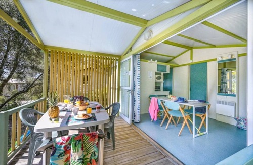 Castries Ski Chalet | ZEcamping 3 étoiles familial toboggans dog friendly locatif TV clim
