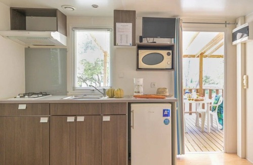 Castries House | ZEcamping 3 étoiles animé toboggans dog friendly locatif TV clim 23m2