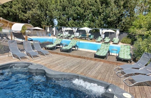 Paluds de Noves Ski Chalet | ZEcamping 4 étoiles piscine chalet TV LV clim 24m2 2 pers