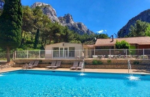 Orgon House | ZEcamping 4 étoiles piscine chiens acceptés tente clim 34m2 5 pers