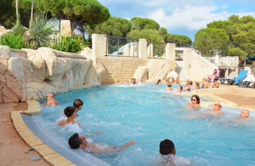 Le Muy Ski Chalet | ZEcamping 5 étoiles animé parc aquatique locatif TV clim 27m2