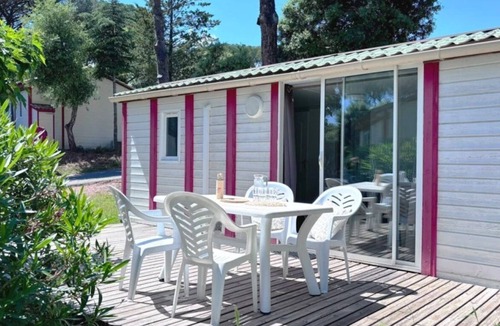 Le Muy Ski Chalet | ZEcamping 5 étoiles animé parc aquatique locatif TV clim 27m2