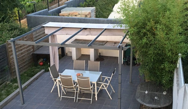 10 minutes from the beaches, pretty apartment with large terrace and private pool