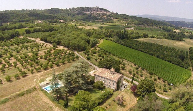 16th century house in bonnieux 5 bedrooms 5 bathrooms swimming pool 14/7m large enclosed park