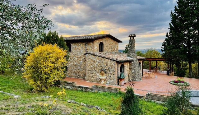 1700s stone farmhouse villa + 2 apartments on 10 acres for 10 guests. With pool!