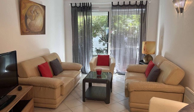 2-Bedroom Apt, 6 Pax, AC, Near Beach in Saint-Pierre-La-Mer