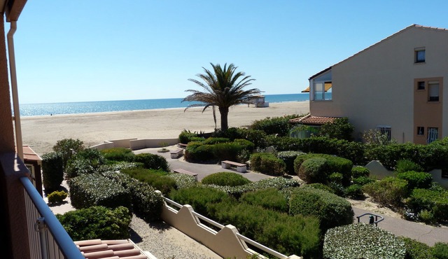 2 bedroom apartment with sea view and direct access to Gruissan beach