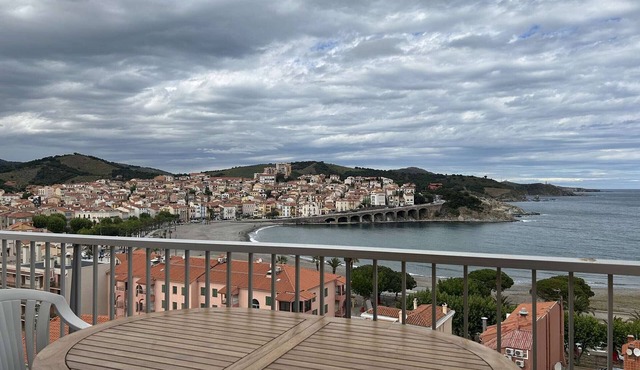 2-room apartment with parking and sea view 200m from the beach