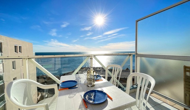 2-Room Apartment with Pool and Parking in Sète