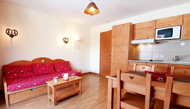 200m from shops, 2nd floor, swimming pool, balcony, parking, tv, ski locker, 32m², Vars