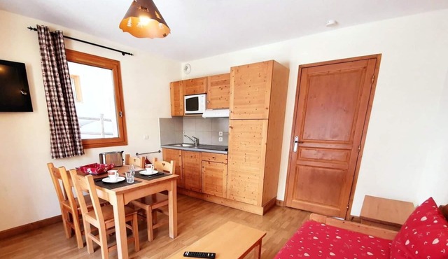 200m from shops, 2nd floor, swimming pool, balcony, parking, tv, ski locker, 32m², Vars