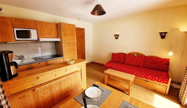 200m from shops, 2nd floor, swimming pool, balcony, parking, tv, ski locker, 32m², Vars
