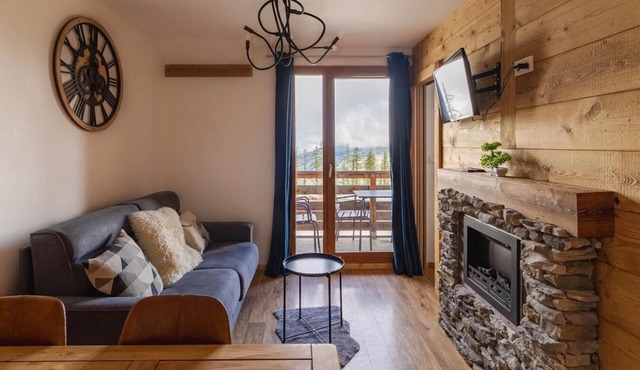 2nd floor, fitness, swimming pool, sauna, balcony, fireplace or stove, tv, ski locker, 35m²