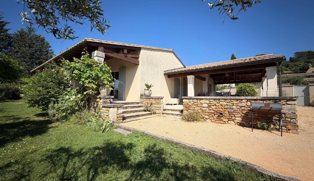 3-bedroom family house, swimming pool, garden and terrace near Uzès