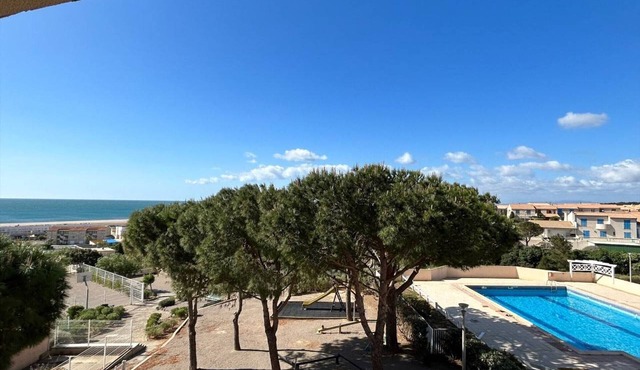 3-Room Apt, Sleeps 6 with Balcony and Sea View