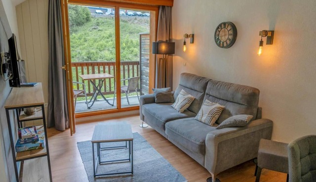 300m from resort center, 3rd floor, swimming pool, sauna, hammam, balcony, parking, tv, ski locker