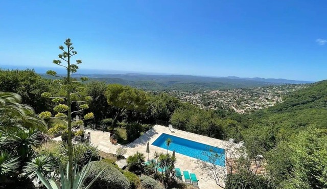 5 bedroom villa with sea view in Tourettes