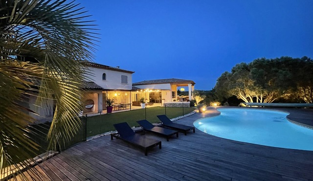 5 BEDROOM VILLA WITH 12-BED POOL