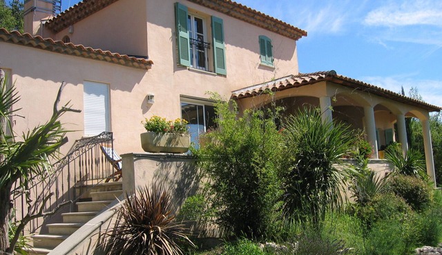 5 bedroom villa with pool 10 minutes from Aix en Provence