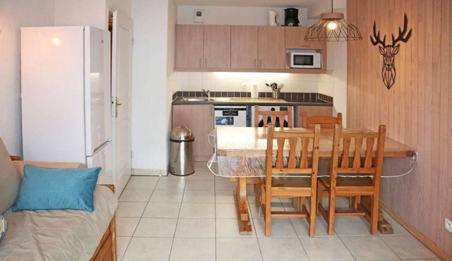 50m from shops, 6th floor, view mountain, swimming pool, sauna, balcony, tv, ski locker, 40m²