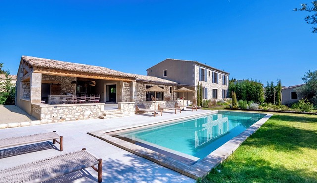 6-bedroom house near town center