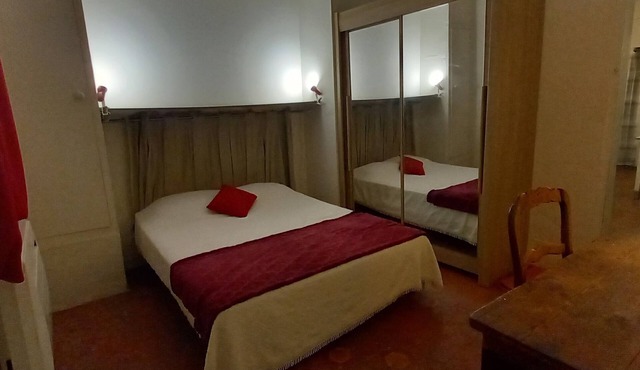 80 m2 in a quiet, cool location, with double rooms, terrace and olive grove.