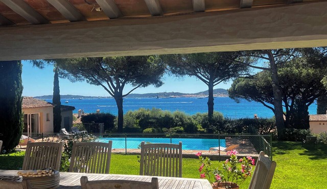 A beautiful family home overlooking St. Tropez and 300 meters from the beach.