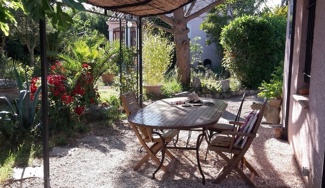 A lovely, air-conditioned, detached, and bright single-family home with a pergola and private parking.