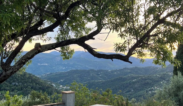 A Provençal house between the sea and the mountains