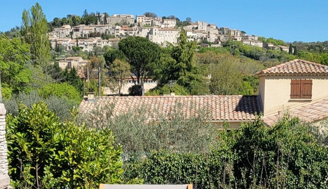 A quiet home with a superb view of the historic village and a pool