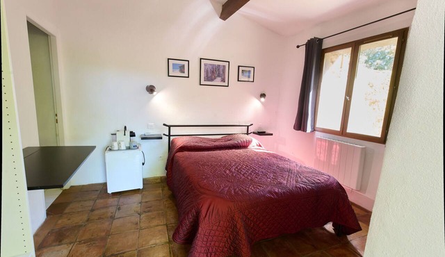 A renovated Provençal farmhouse in the countryside, 1.5 km from downtown.