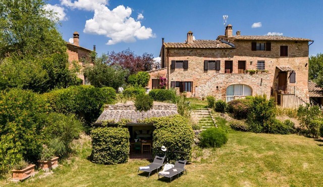 A spacious 120 sqm apartment, ideal for six guests, situated within a charming estate in the Chianti hills in a peaceful setting along a traffic-free road. Guests have access to a private garden with a furnished patio - perfect for enjoying the outdoors