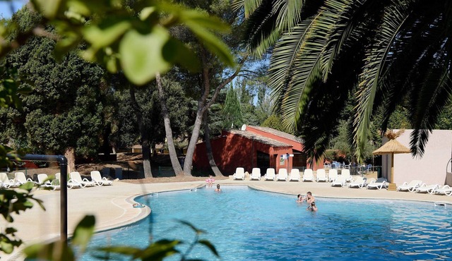 Accès Piscine Extérieure Saisonnière + Sauna