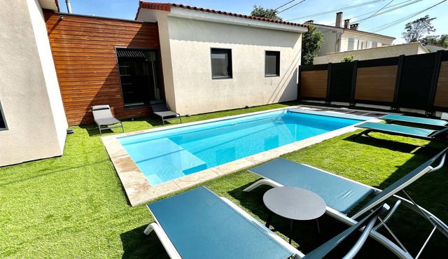 Agréable Villa Contemporaine Avec Piscine, spa et Sauna