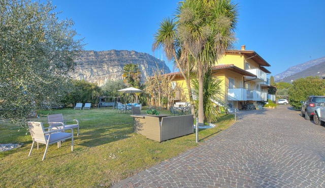 Agritur Laura - Armonia Verde 1 with Shared Garden, Torbole sul Garda, Italy