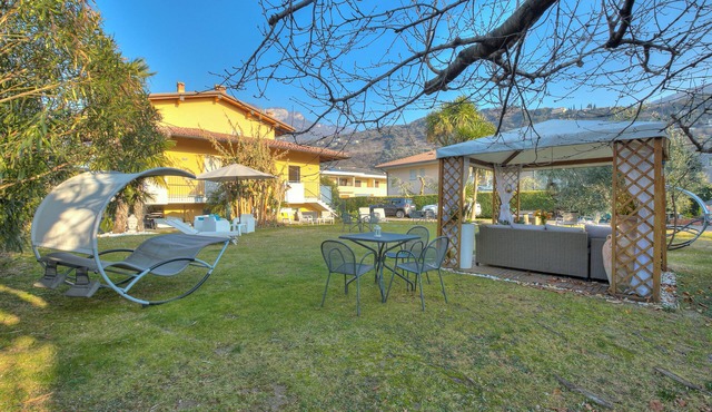 Agritur Laura - L'angolo dei Fiori 4 with Shared Garden, Torbole sul Garda, Italy