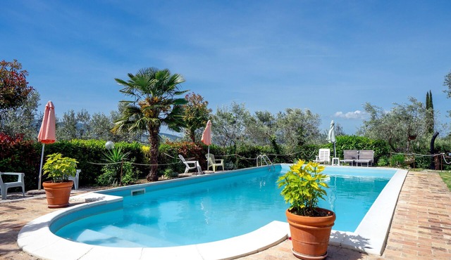 Agriturismo "Il Grappolo E La Rosa - Sagrantino" with Shared Pool, Private Terrace, and Wi-Fi