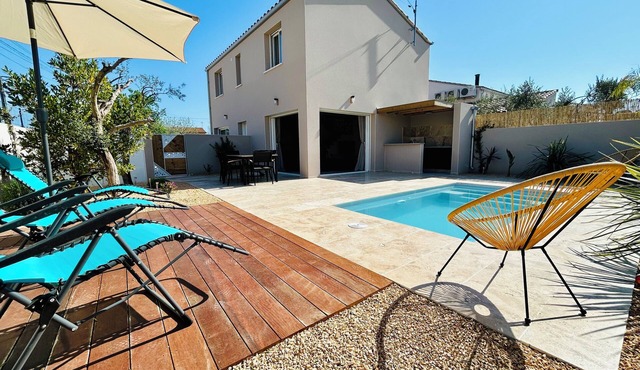 Air-conditioned villa with a pool in a quiet neighborhood (3 stars)