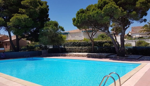 Air-Conditioned 3-Room Villa with Pool, Terrace, and Parking - Sleeps 4