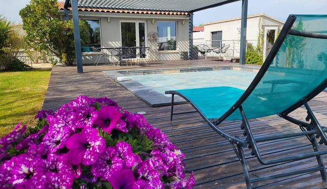 AIR-CONDITIONED HOUSE WITH SWIMMING POOL BETWEEN ALPILLES AND CAMARGUE, 30 MINUTES FROM THE SEA
