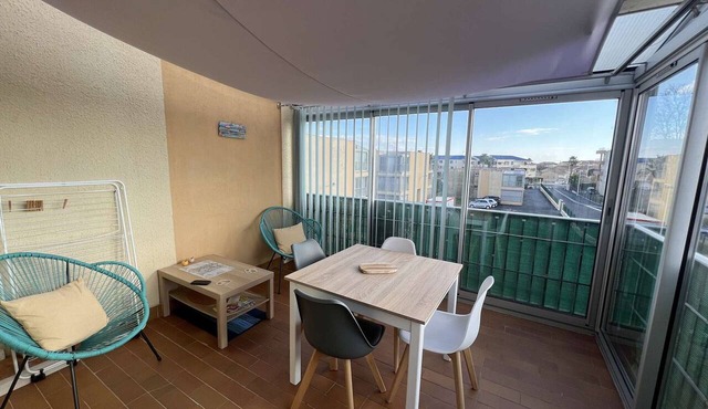 Air-Conditioned 2-Room Apartment with Sunny Loggia and Parking, Near Beach and Shops