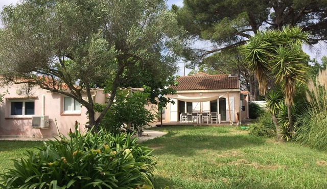 Air-conditioned beach house: 7-minute walk, fenced-in garden, electric car charging station