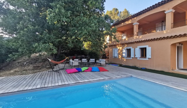 Air-conditioned Provencal villa for peaceful vacations with family or friends