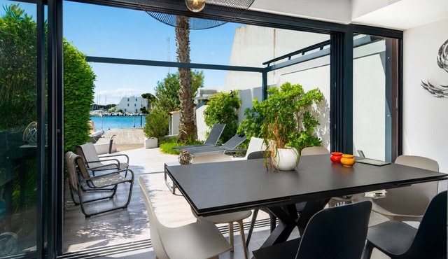 Air-conditioned south-facing villa for 8 people in the heart of La Marina