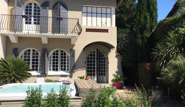 Air-conditioned house with jacuzzi, enclosed garden with trees.