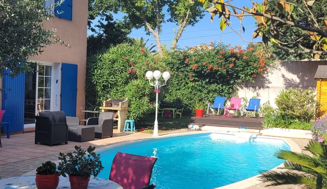 Air-conditioned villa with private pool 8mx4m quiet, leafy neighborhood